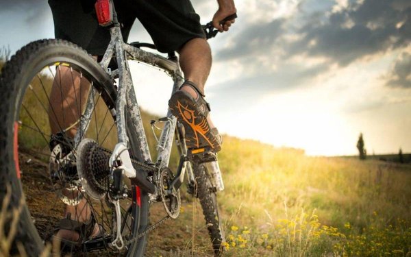 S'entraîner au cyclisme sur un terrain de sport personnel